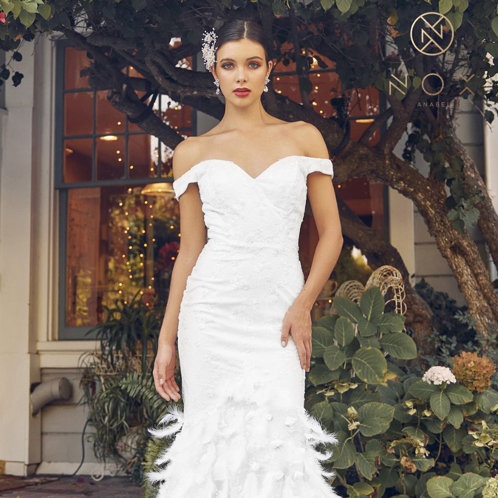 NEW SLEEVELESS SHEATH WEDDING DRESS EMBROIDERED WITH FEATHERS AND LACE NX C1106W